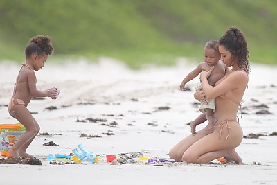 Kim Kardashian su vaikais North ir Saintu