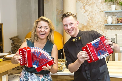 Akordeono muzikos savaitę atidaręs Martynas Levickis svečius vaišino Beatos Nicholson skanėstais