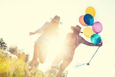 Tikra draugystė? Mokslininkai įspėja – iš tiesų jus mėgsta tik pusė draugų