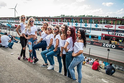 „Miss Racing“ konkurso nugalėtojos dalyvavo Belgijos 24 val. lenktynėse