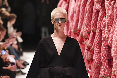 „Henrik Vibskov“ 2017 m. pavasario-vasaros kolekcijos modelis