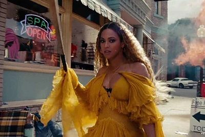 Beyonce tik dabar paviešino klipą „Hold Up“, už kurį gavo MTV apdovanojimą: įvertinkite