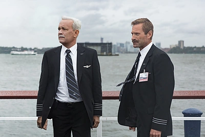 Tomas Hanksas ir Aaronas Eckhartas filme „Stebuklas virš Hadsono“