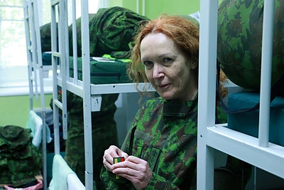 Rašytoja Eva Tombak kariuomenėje ištvėrė vos kelias valandas: „Čia važiavau tik dėl jogos“