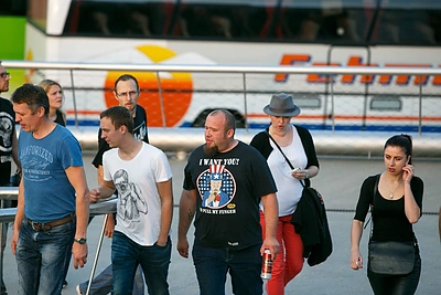 Rokerių „Nickelback“ gerbėjai plūsta į koncertą Kaune