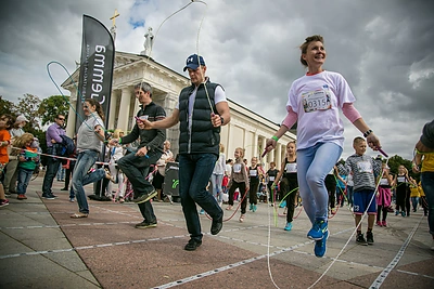 Šokinėjimo per šokdynę renginio akimirka