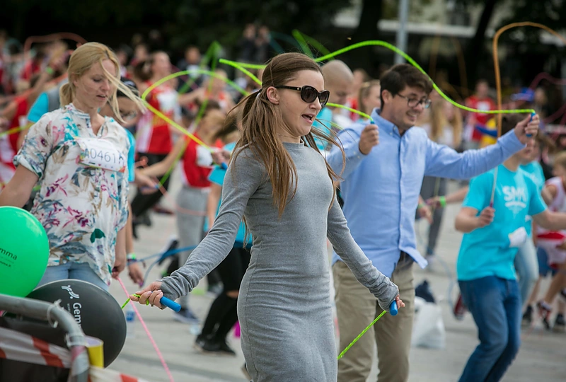 Šokinėjimo per šokdynę renginio akimirka