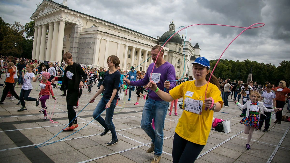 Šokinėjimo per šokdynę renginio akimirka