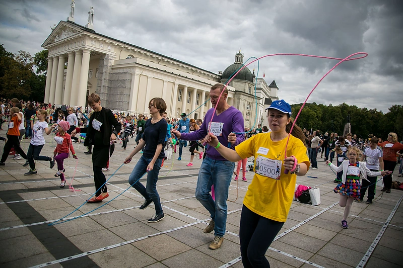Šokinėjimo per šokdynę renginio akimirka