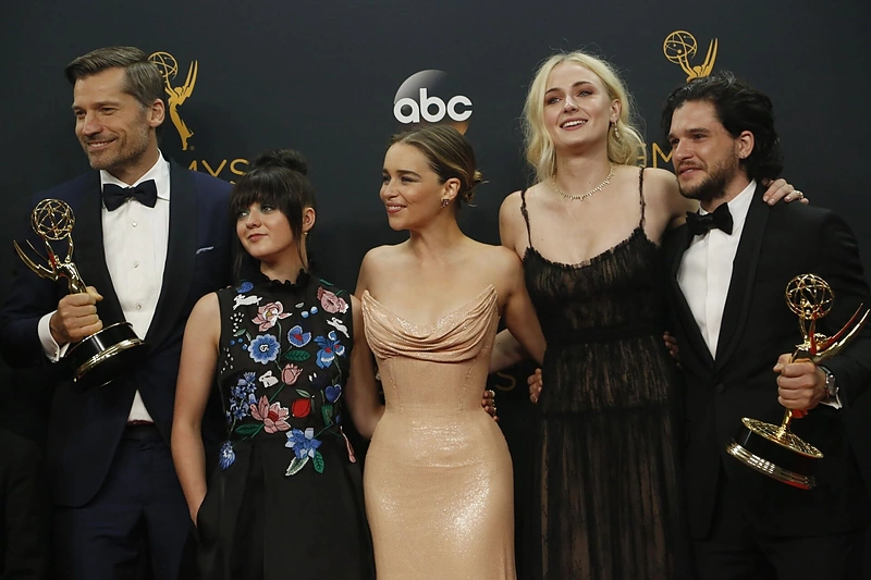 „Sostų karų“ aktoriai Nikolajus Costeris-Waldau, Maisie Williams, Emilia Clarke, Sophie Turner ir Kitas Harringtonas