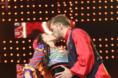 Simona Nainė turės ko pavydėti: Jonas Nainys scenoje aistringai pabučiavo Ireną Starošaitę