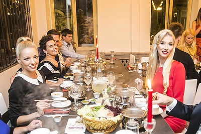 Mongoliško restorano atidaryme svečiai vaišinosi egzotiškais patiekalais – ragavo ir arklienos