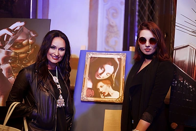 Inga Budrienė aukcione įsigytą fotoportretą padovanojo dėl jo irgi kovojusiai Gabrielei Gutt