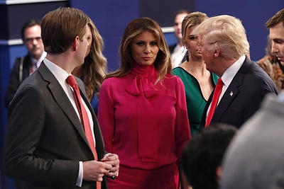 Donaldo Trumpo žmonos Melanios palaidinė įplieskė diskusiją: tai pasityčiojimas ar sutapimas?