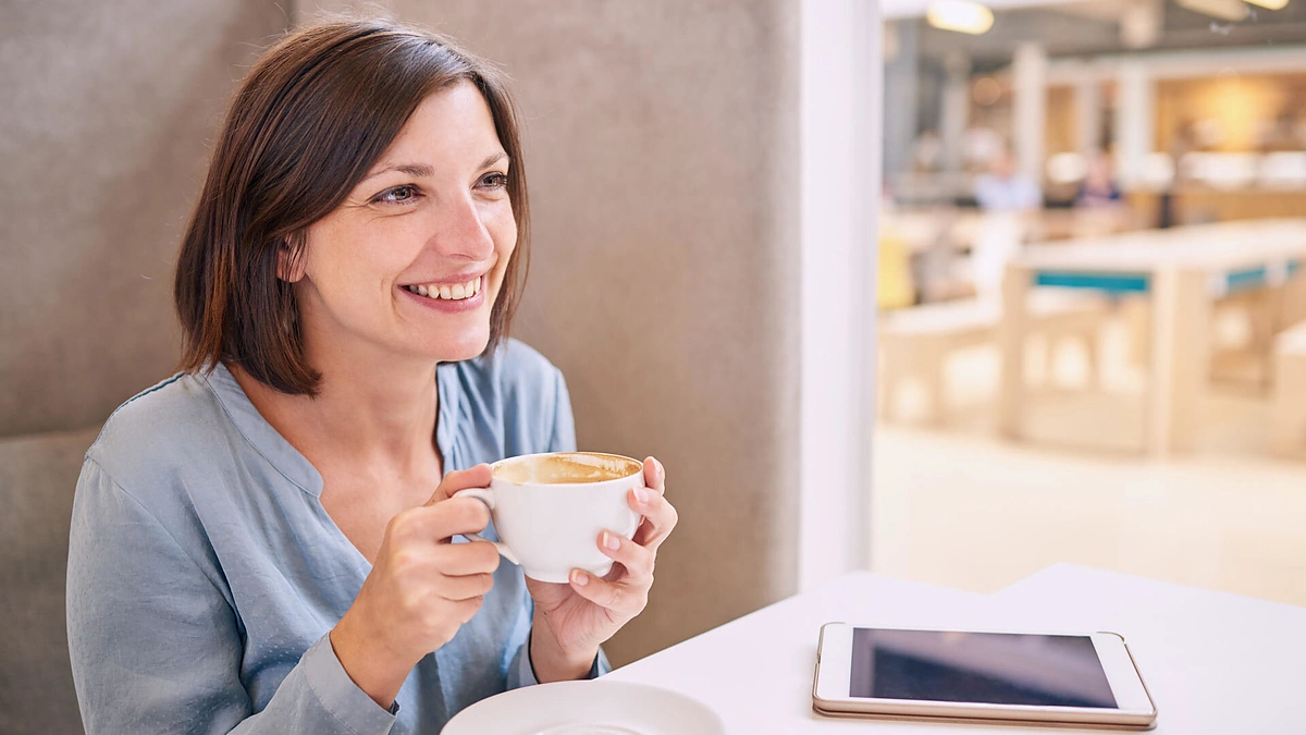 Moteris kavinėje