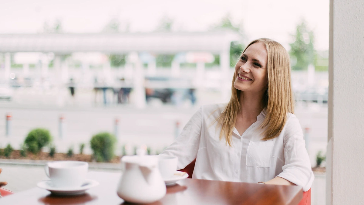 Moteris kavinėje