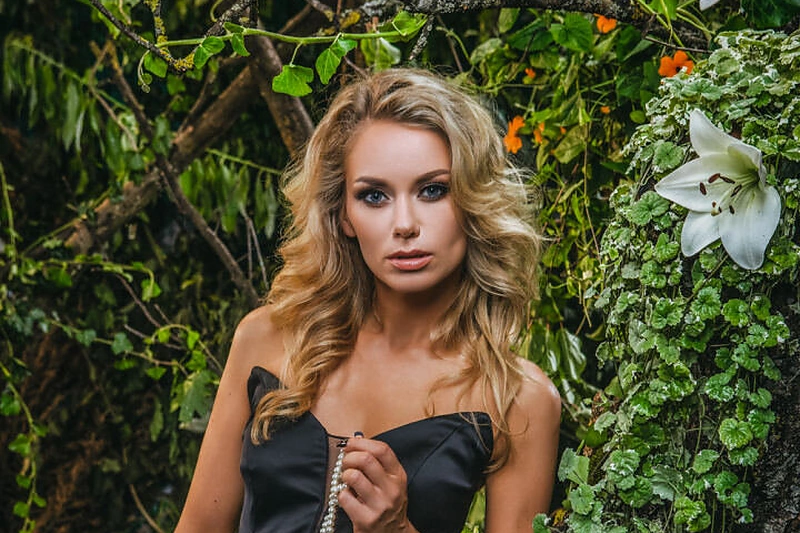 Gimtadienį švenčianti aktorė Monika Vaičiulytė pakeitė šukuoseną: plaukai dabar it pienės pūkas