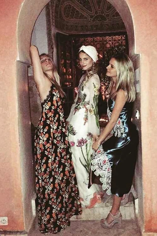 Dianna Agron (centre) su draugėmis