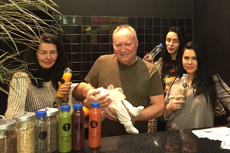 Aleksandras Ivanauskas-Fara su žmona ir jų dukra Jurgita Liukaitienė su trečiąja atžala