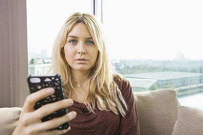 Kaip žiūrėjimas į kitų asmenukes veikia mūsų laimę ir savivertę?