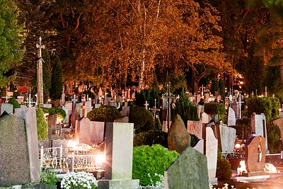 Žvakių šviesa kapinėse