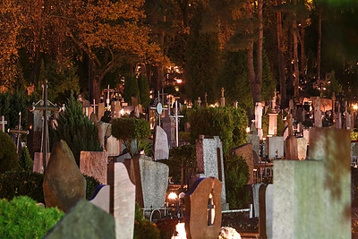 Žvakių šviesa kapinėse