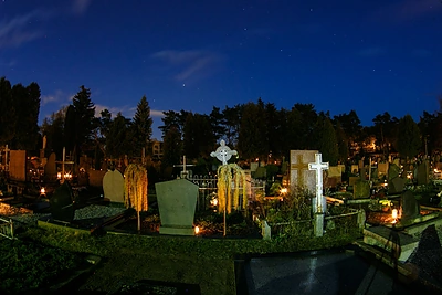 Žvakių šviesa kapinėse