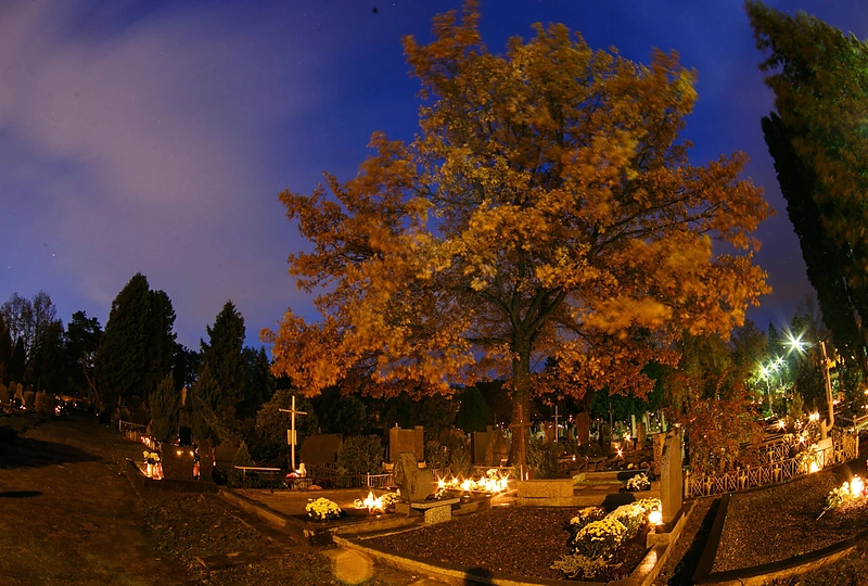 Žvakių šviesa kapinėse