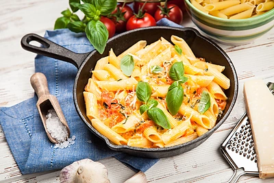 Niūriam orui praskaidrinti – spalvingi makaronų patiekalai