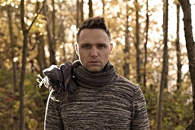 Edgaras Lubys pristato naują dainą ir fotosesiją-klipą „Besparnis paukštis“: įvertinkite