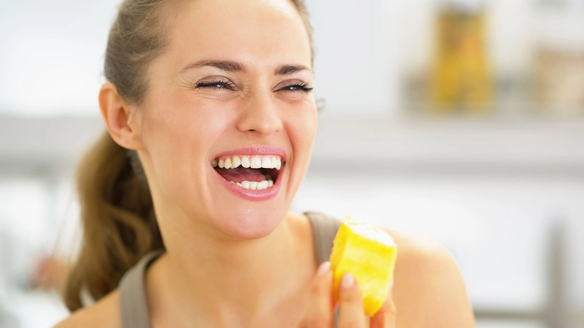 Moteris valgo ananasą