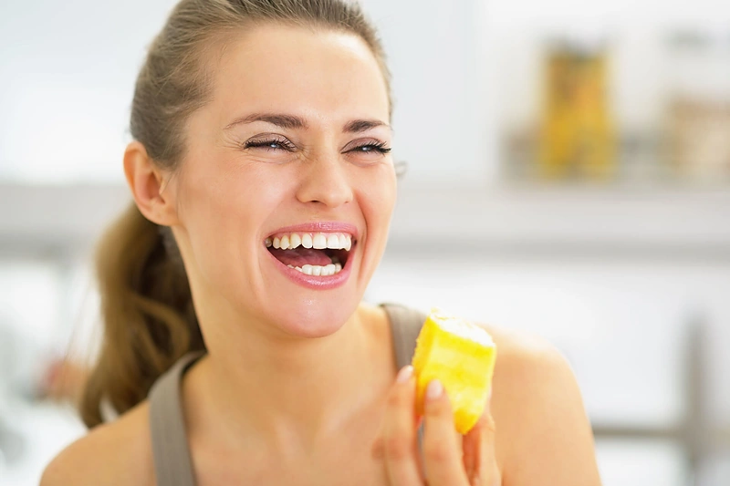 Moteris valgo ananasą