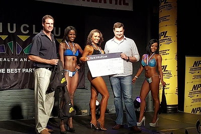 Ilka Adams (viduryje)