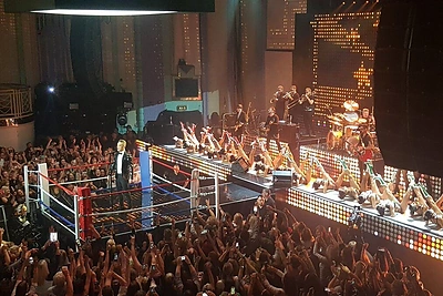 Robbie Williamso triumfas: bokso ringas, gausybė svečių ir 18-asis „BRITs“ apdovanojimas