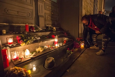 Gerbėjai gedi prie mirusio Leonardo Coheno namų