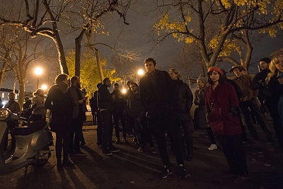 Gerbėjai gedi prie mirusio Leonardo Coheno namų