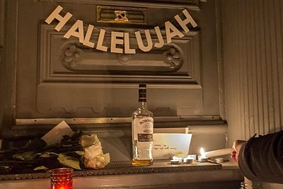 Gerbėjai gedi prie mirusio Leonardo Coheno namų