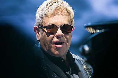 Eltonui Johnui įteiktas apdovanojimas už kovą su ŽIV ir AIDS