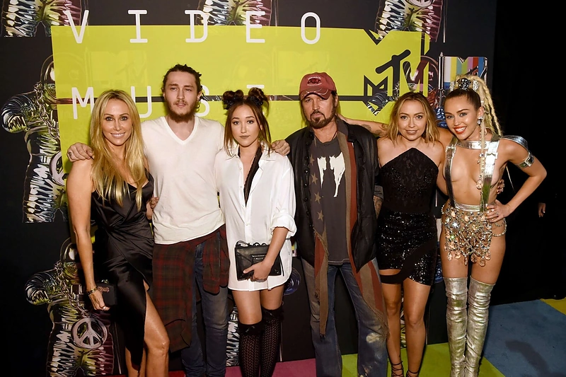 Visa Cyrusų šeimyna (iš kairės): Tish Cyrus, Braisonas Cyrusas, Noah Cyrus, Billy Ray Cyrusas, Brandi Cyrus ir Miley Cyrus