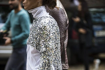 Šarkų mados tendencija – žvyneliai, blizgučiai, metalo spindesys – dieną