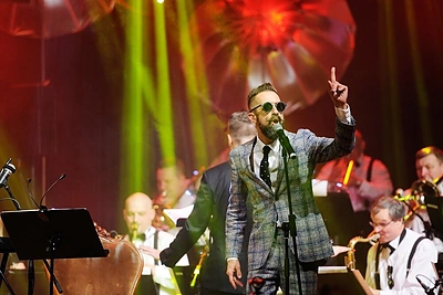 Linas Adomaitis su Klaipėdos publika savo koncerte surengė masinį „manekenų iššūkį“