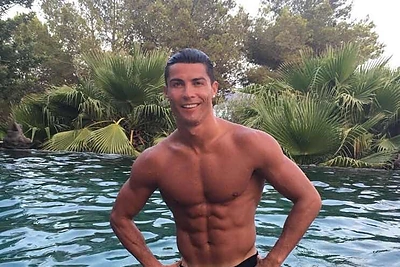 Cristiano Ronaldo pasisakė esantis gėjus, bet tuoj buvo užkluptas pasimatyme su mergina