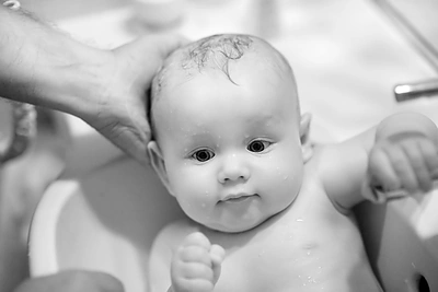 Filmukas, kuriuo norisi dalintis: naujagimės emocijos, kai jai plaunama galva, užbūrė milijonus internautų