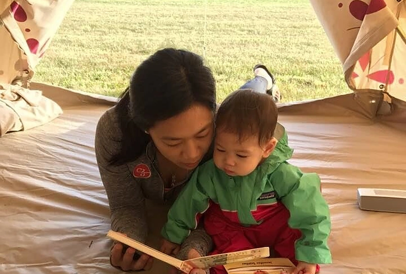 „Facebook“ įkūrėjo Marko Zuckerbergo žmona Priscilla Chan su dukra Max