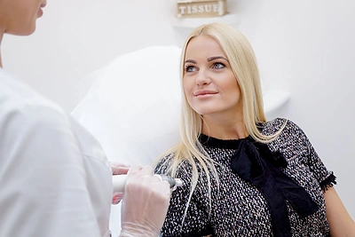 Plaukų grožiu besirūpinančiai Neringai Šiaudikytei prireikė pagalbos