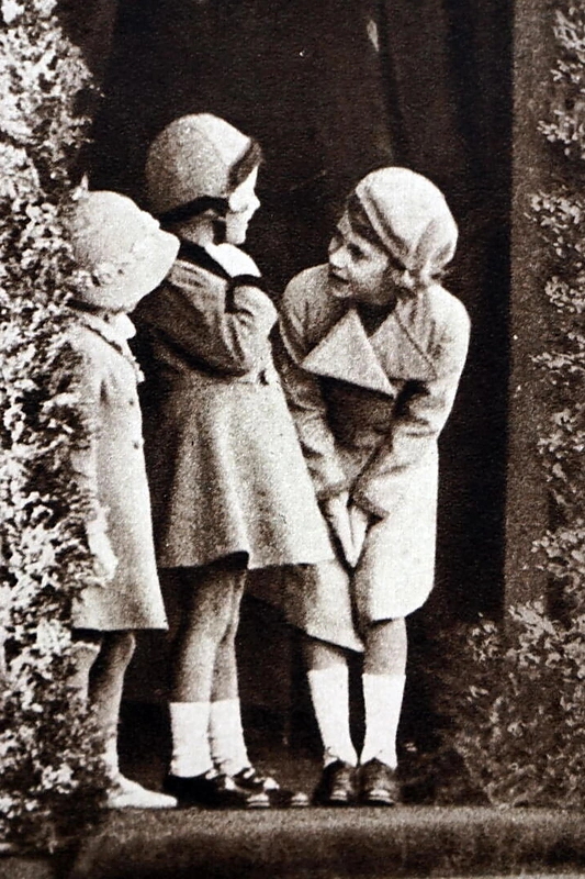 Elžbieta II-oji, princesė Margaret ir Margaret Rhodes