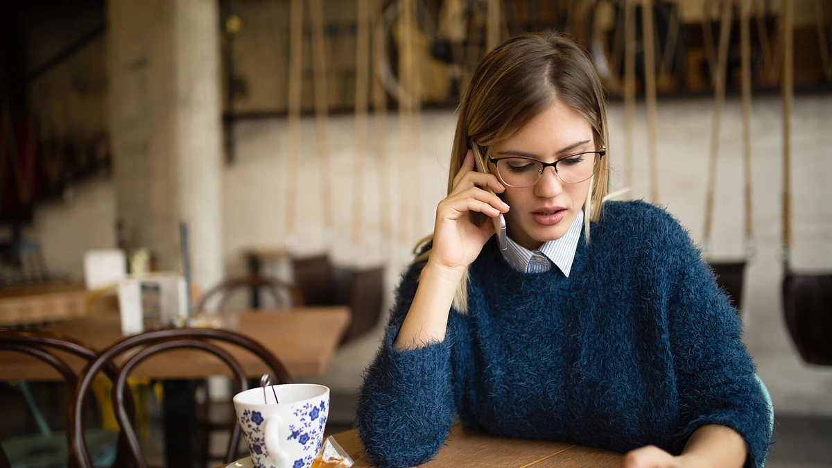 Kavinėje dirbanti mergina