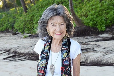 98-erių jogos mokytoja avi aukštakulnius, šoka ir mėgaujasi gyvenimu