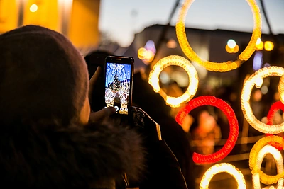 Vilniaus Rotušės aikštėje įžiebta Kalėdų eglė