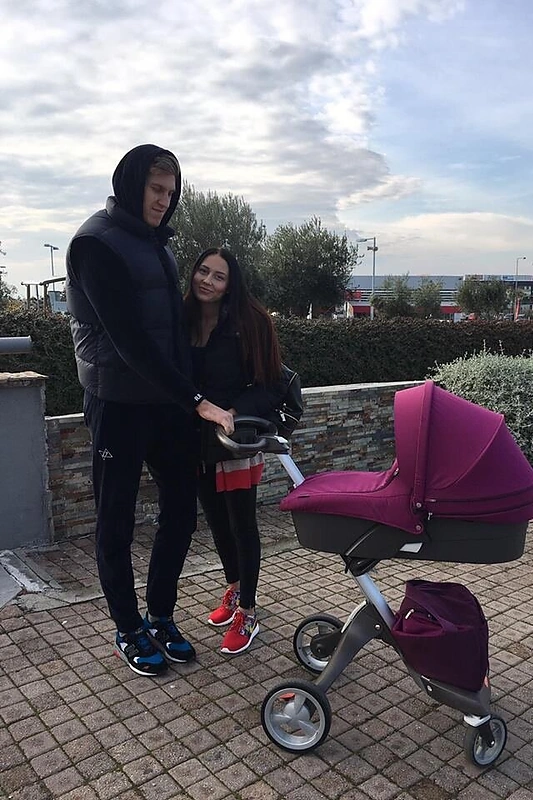 Gabrielė Grygolaitytė su vyru Ronaldu Rutkausku ir dukra Adrija